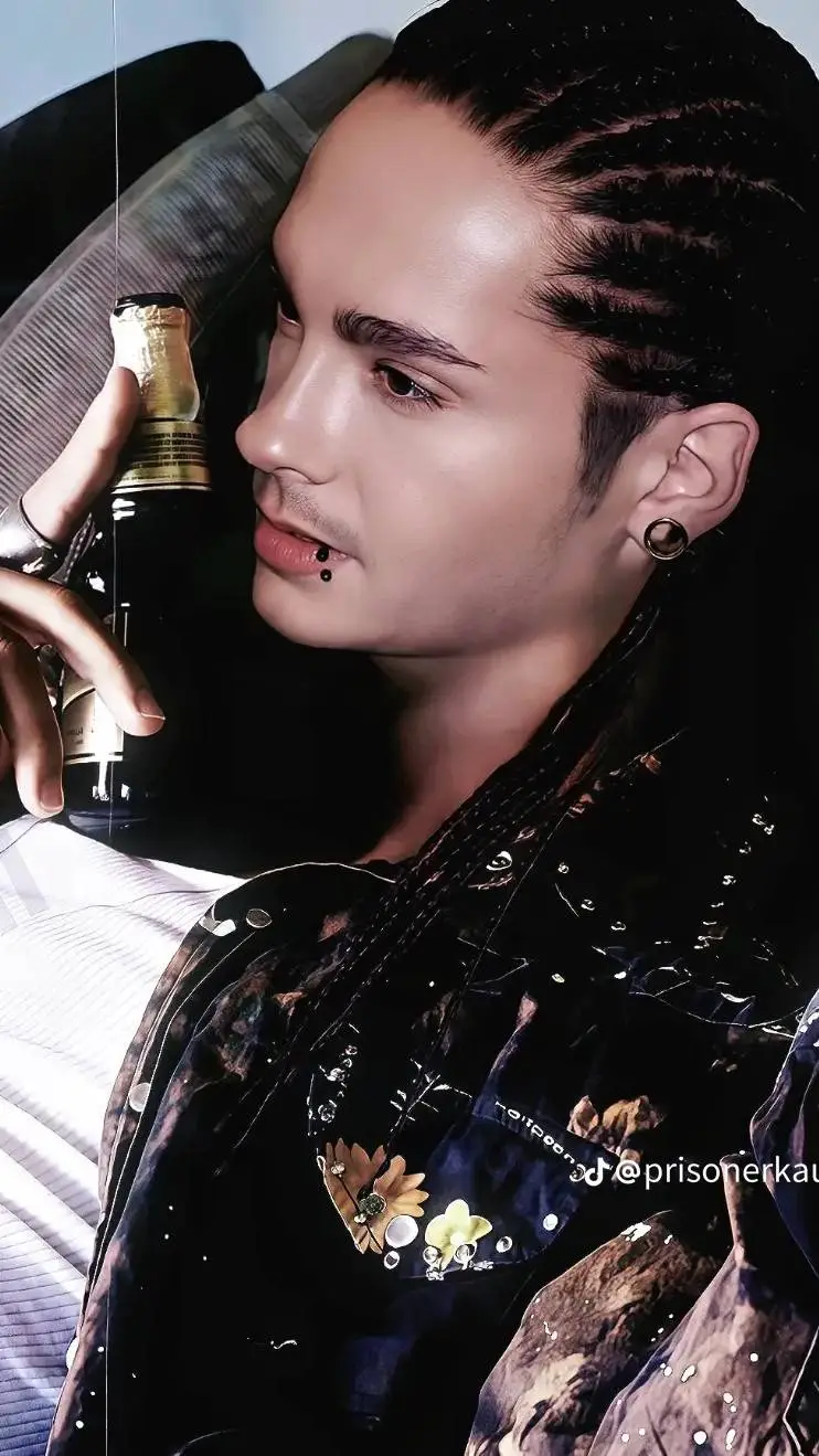 ai character: Tom kaulitz background