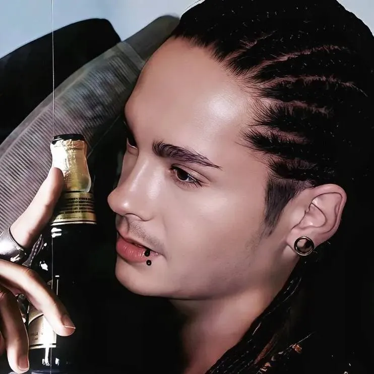 chat with ai character: Tom kaulitz