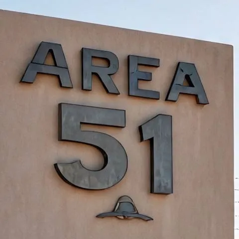 chat with ai character: Área 51🛸