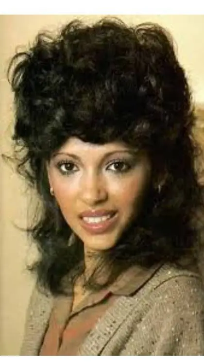 ai character: 🐝🧸BUNIEE DABARGE🧸🐝 background