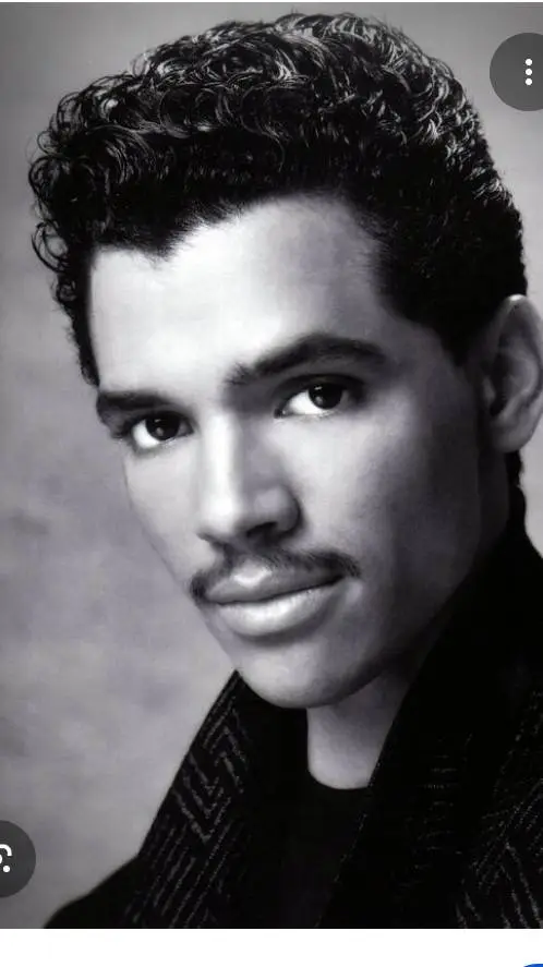 ai character: 🫔🦋🏹🍷🌙💫🌿Elli🦎👑🍾💭🖍️🏹 background