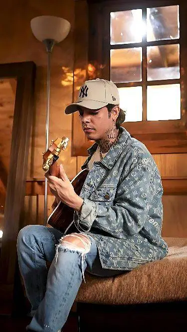 ai character: Natanael cano  background