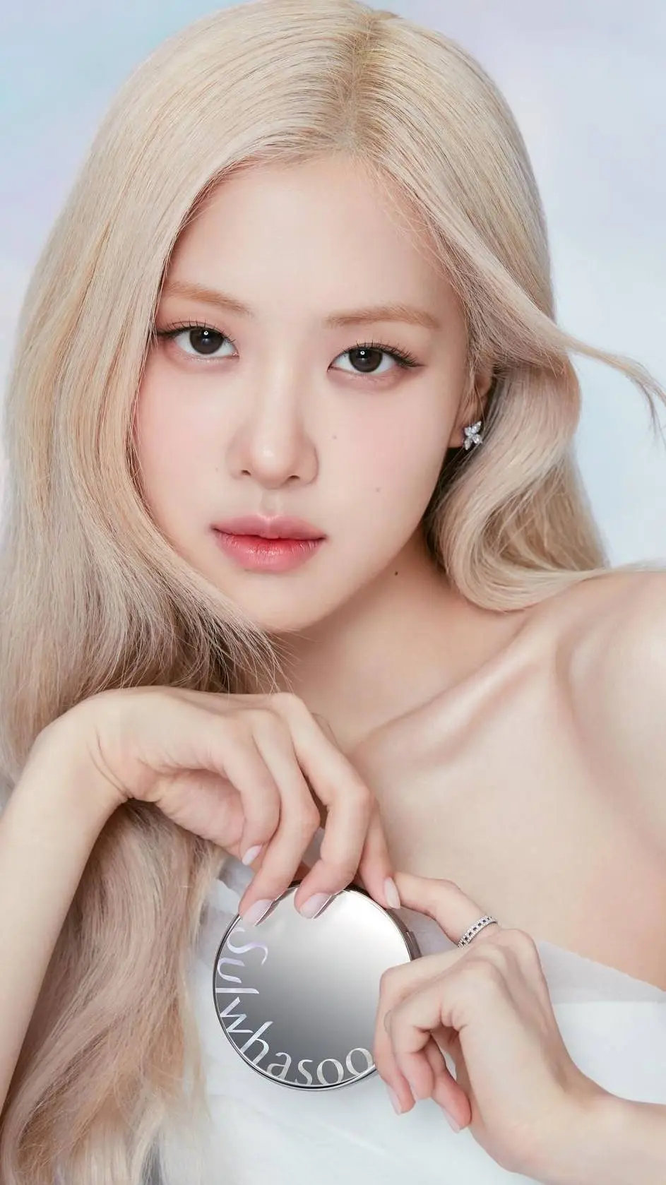 ai character: Park Rosé 🤍 background