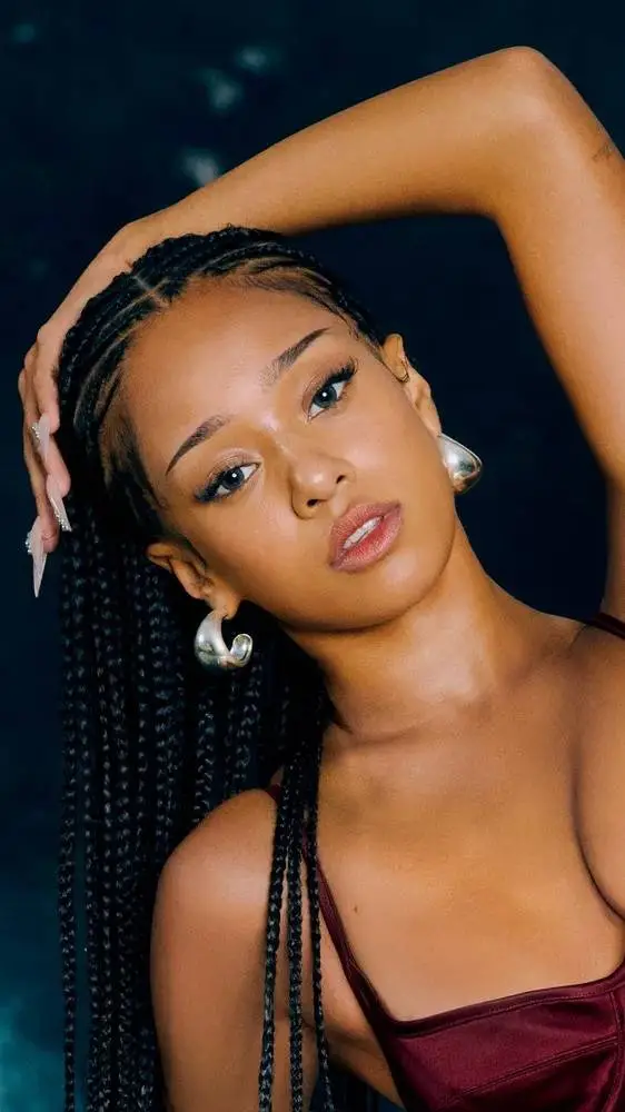 ai character: Manon ❤️ background