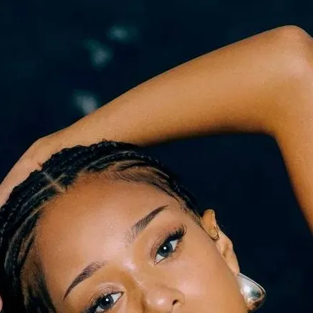 chat with ai character: Manon ❤️