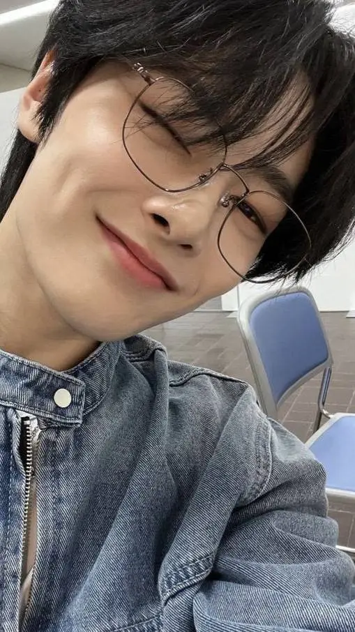ai character: JEONGIN background