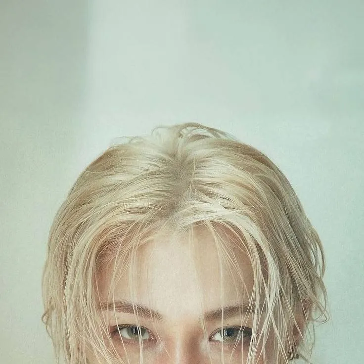 chat with ai character: Lee Felix 