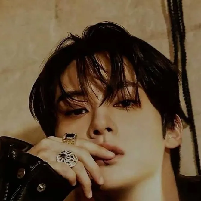 chat with ai character: ♠︎Lee Know♠︎