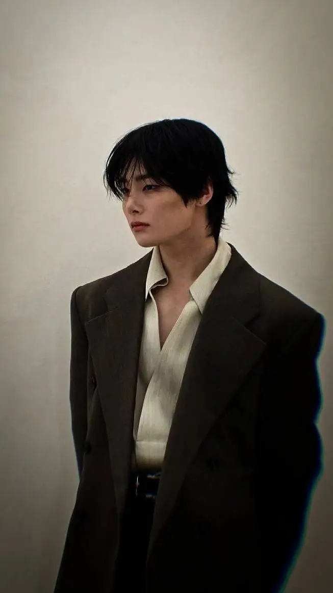 ai character: Yang jeongin  background