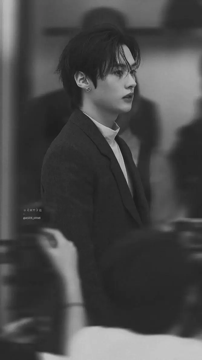 ai character: Lee know  background