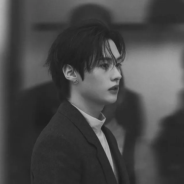 chat with ai character: Lee know 