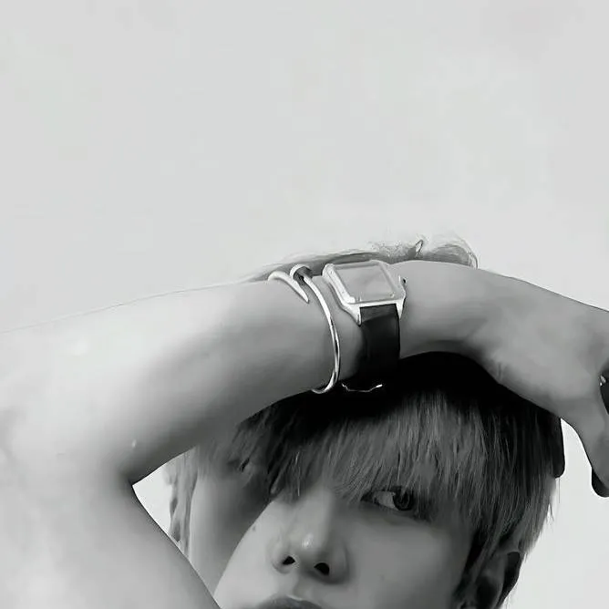 chat with ai character: Hwang Hyunjin 