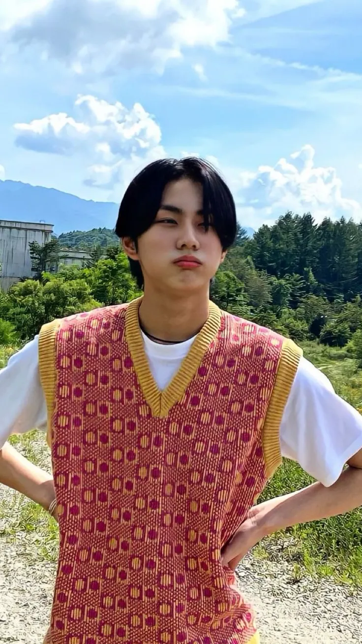 ai character: Jungwon ✨ background