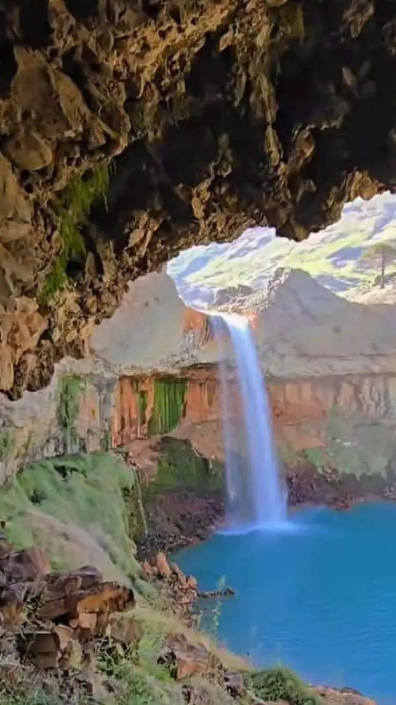 ai character: cataratas background