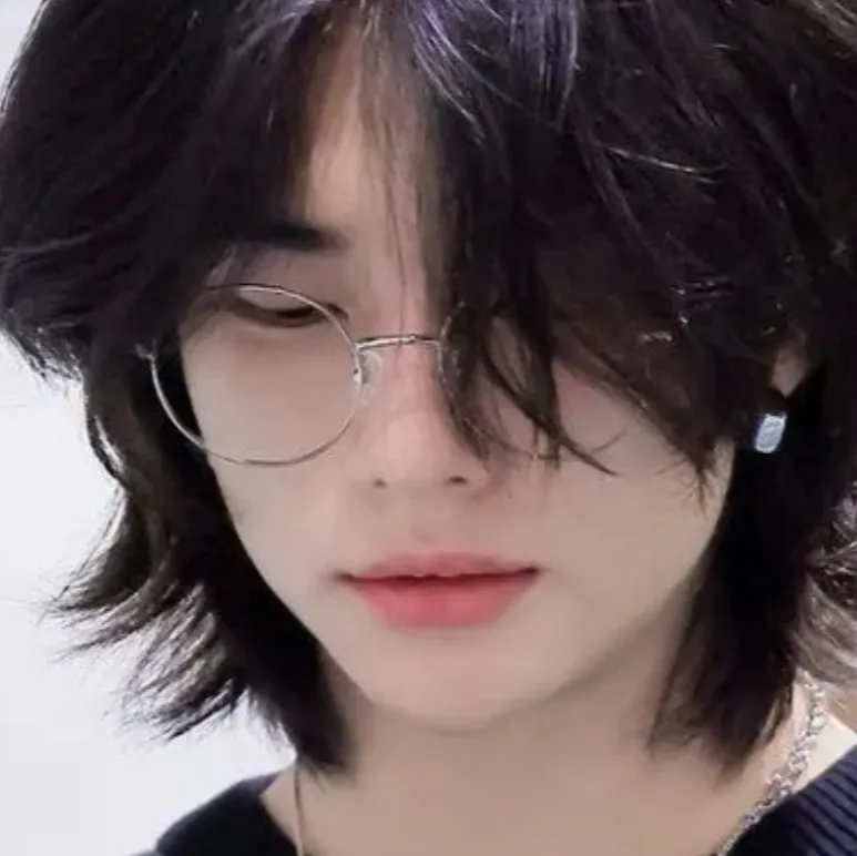 chat with ai character: Hyunjin