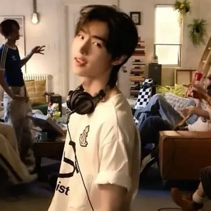 chat with ai character: SUNGHOON