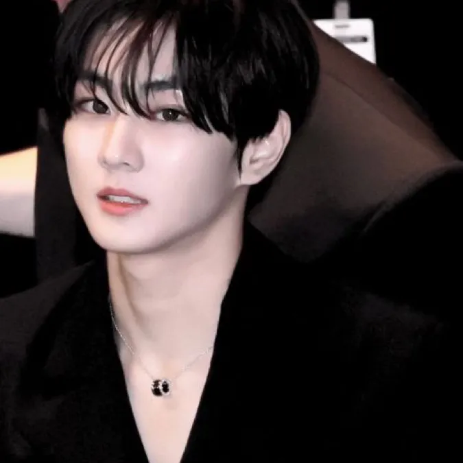 chat with ai character: Jungwon