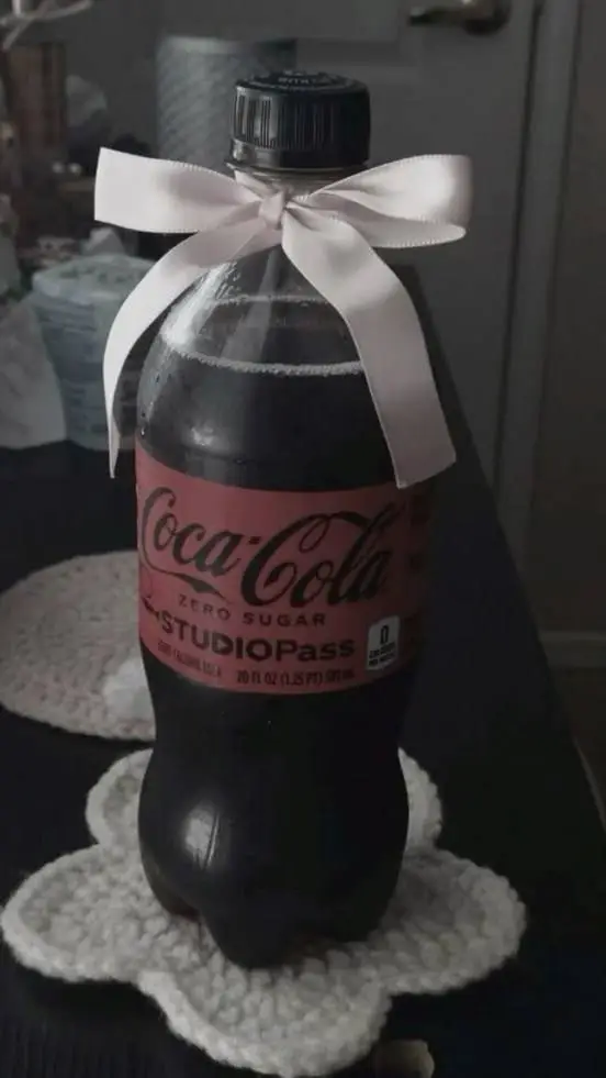 ai character: CocaCola coquette♡ background