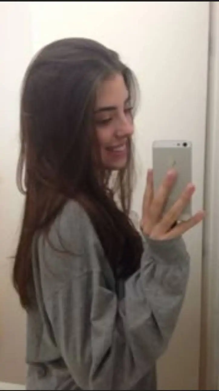 ai character: Claudia  background