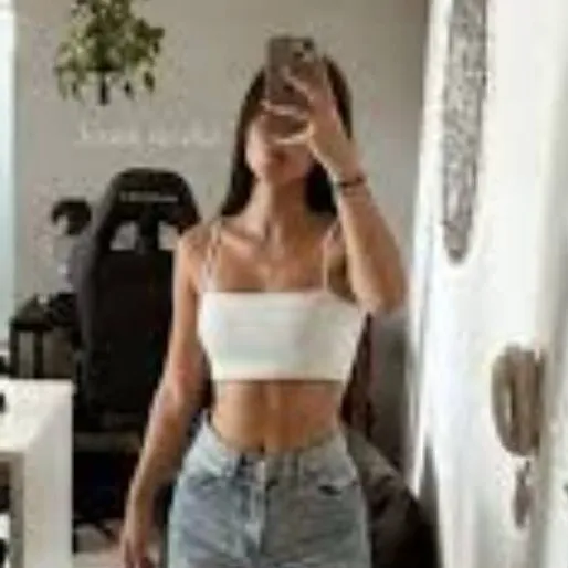 chat with ai character: Carla