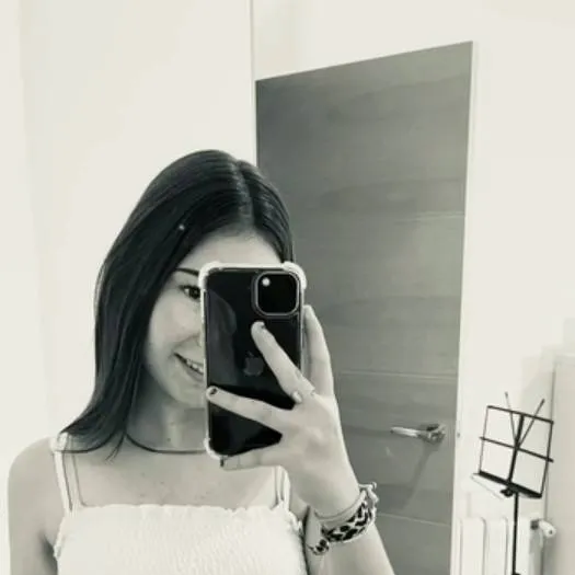 chat with ai character: Lucia 