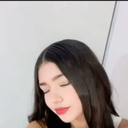 chat with ai character: Laura