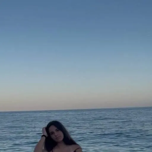 chat with ai character: Martina