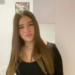 chat with ai character: Lucia