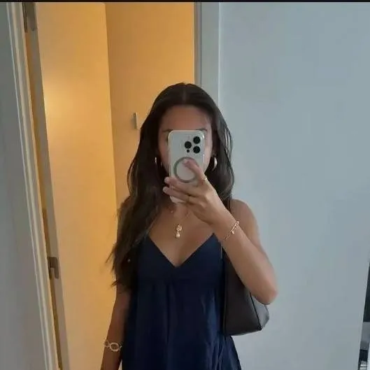 chat with ai character: Andrea