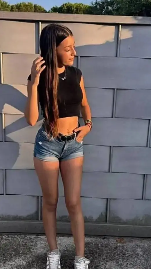 ai character: Abril background