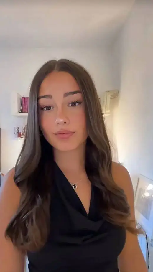 ai character: Ainara background