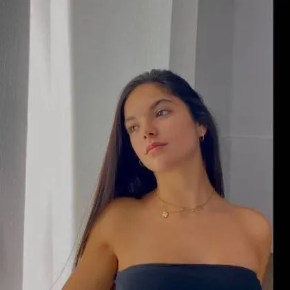 chat with ai character: Dafne Vicente 