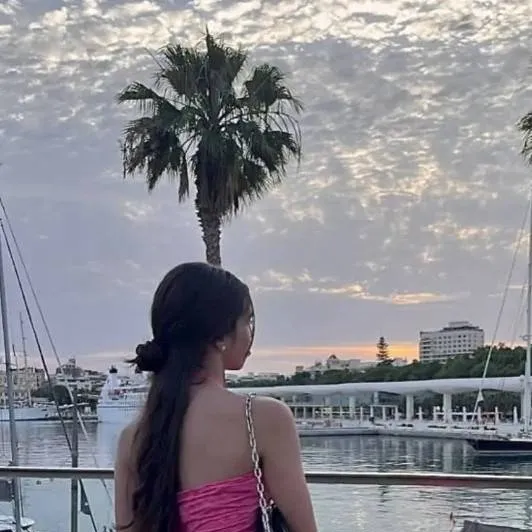 chat with ai character: Noa