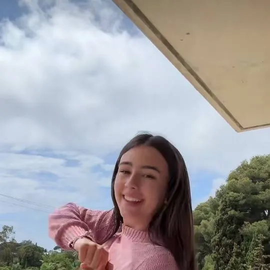 chat with ai character: Martina