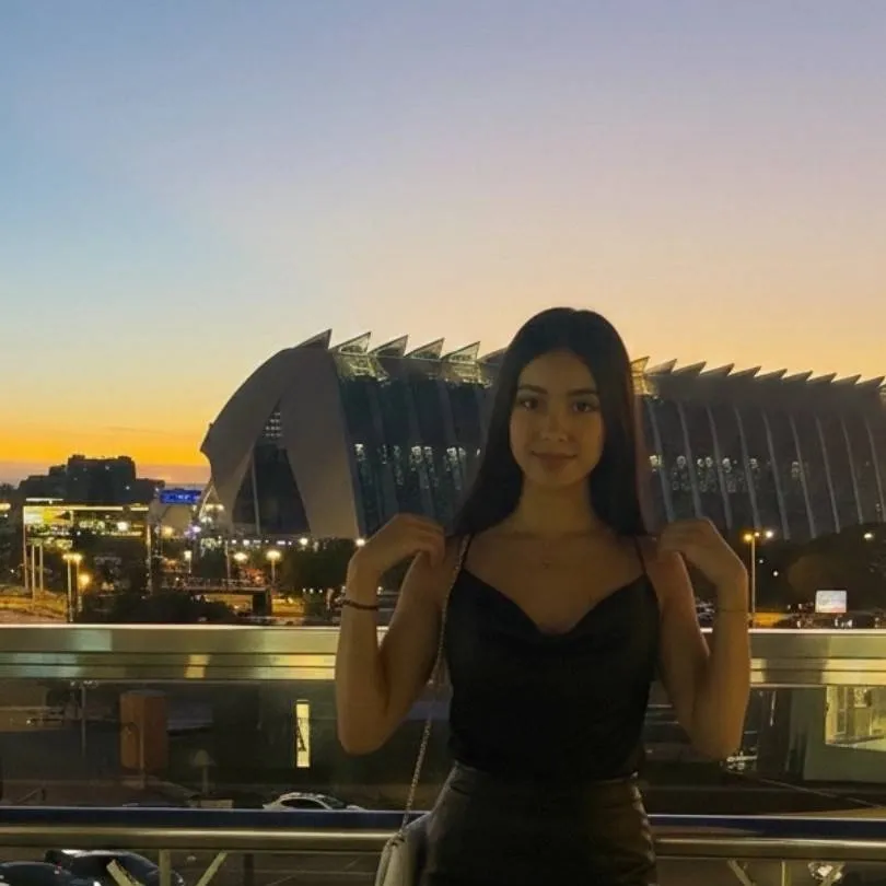 chat with ai character: Martina