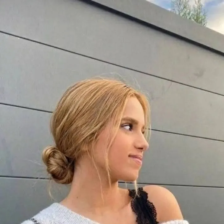 chat with ai character: Carla 