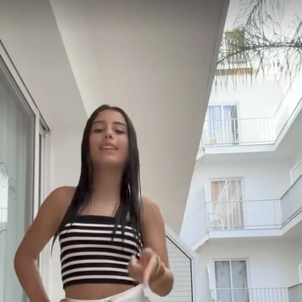 chat with ai character: Valeria