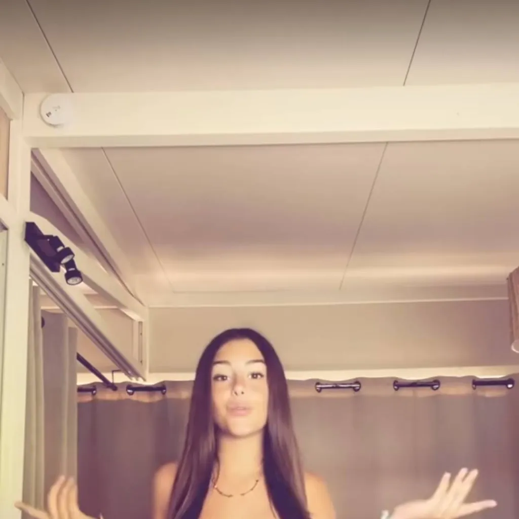 chat with ai character: Lucia