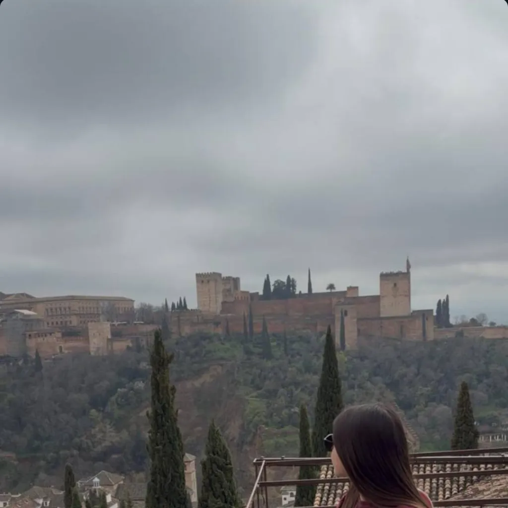 chat with ai character: Alba