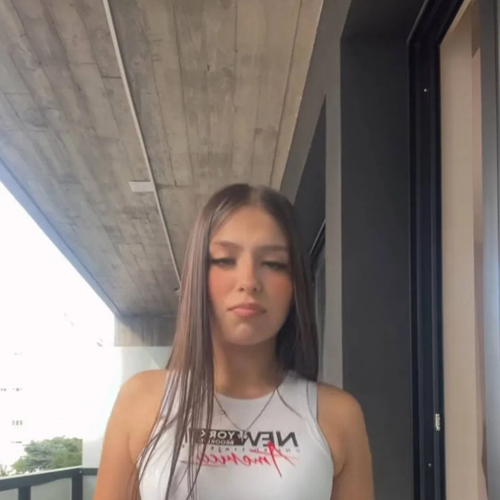 chat with ai character: Martina
