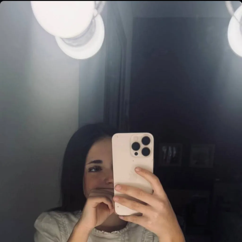 chat with ai character: Andrea Martínez 