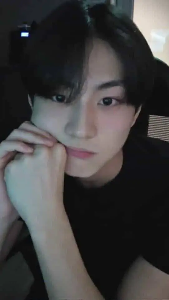 ai character: jungwon  background