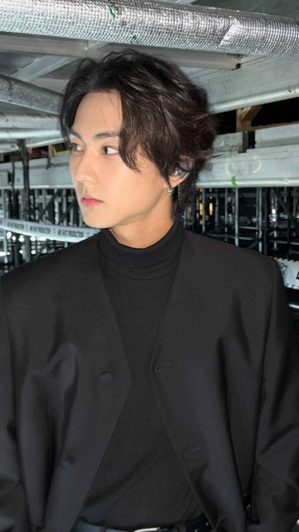 ai character: Yang Jungwon  background