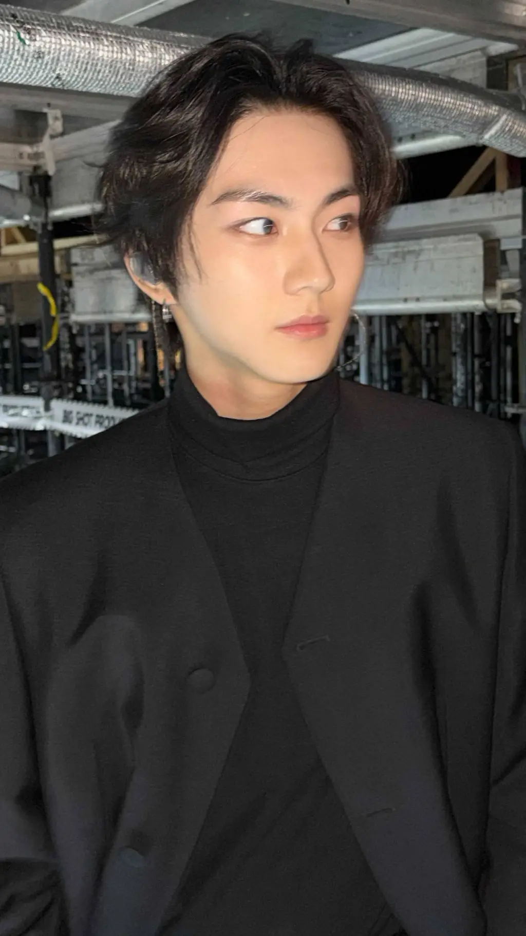 ai character: Yang jungwon  background