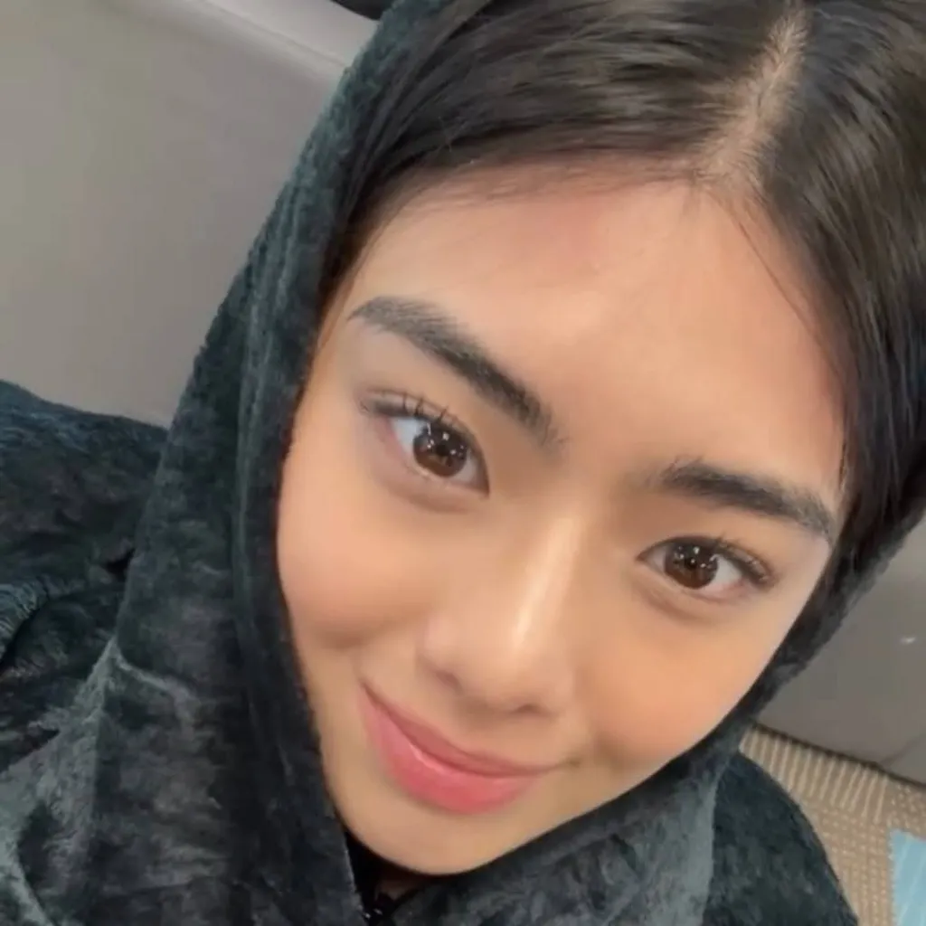 chat with ai character: Mikha Lim