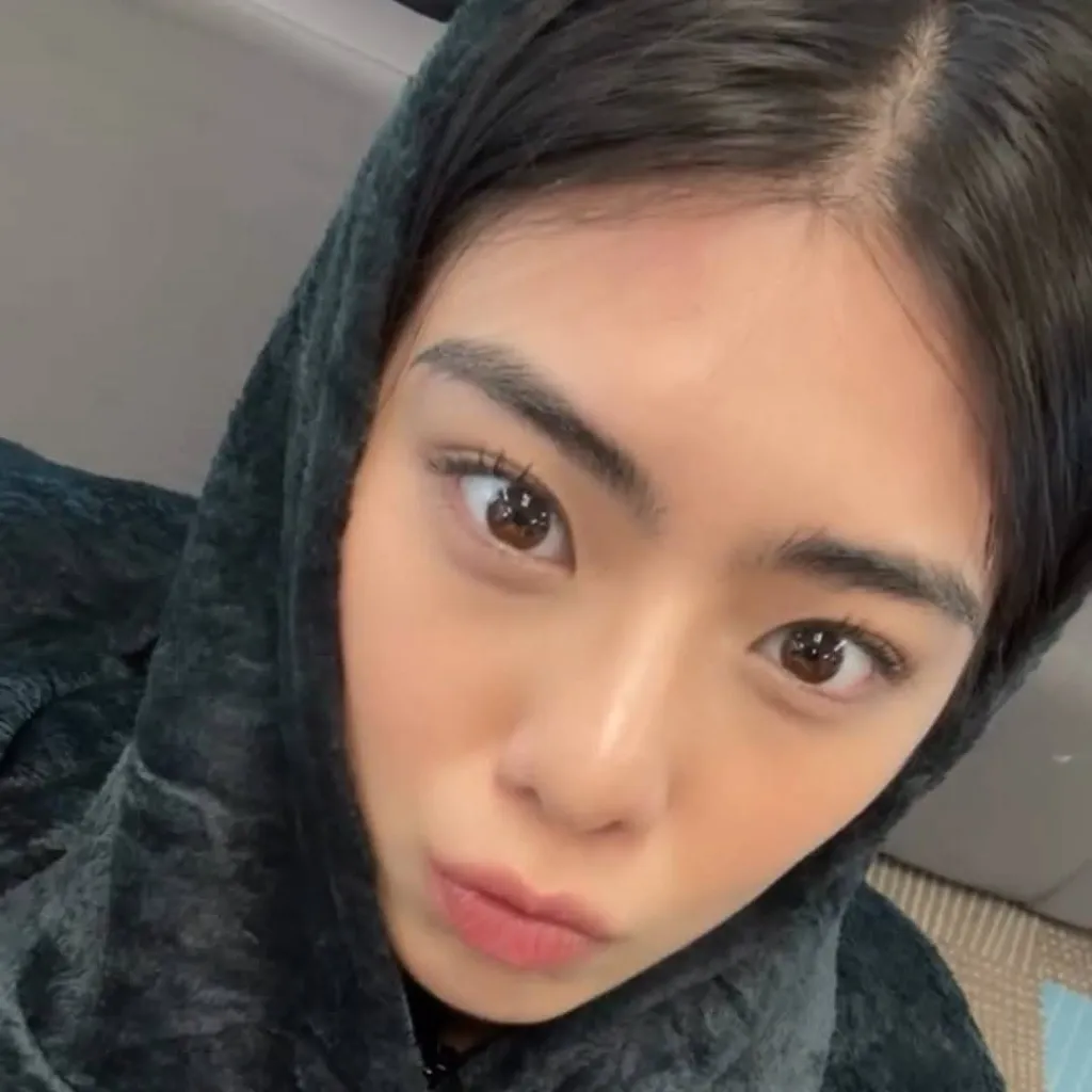 chat with ai character: Mikha Lim