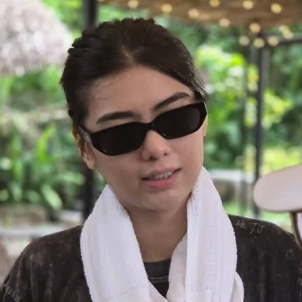 chat with ai character: Mikha Lim 