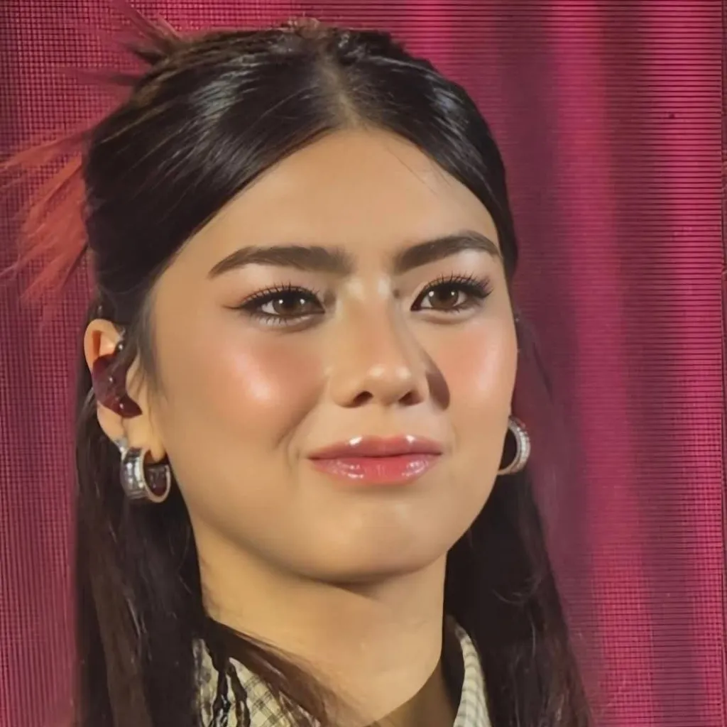 chat with ai character: Mikha Lim 