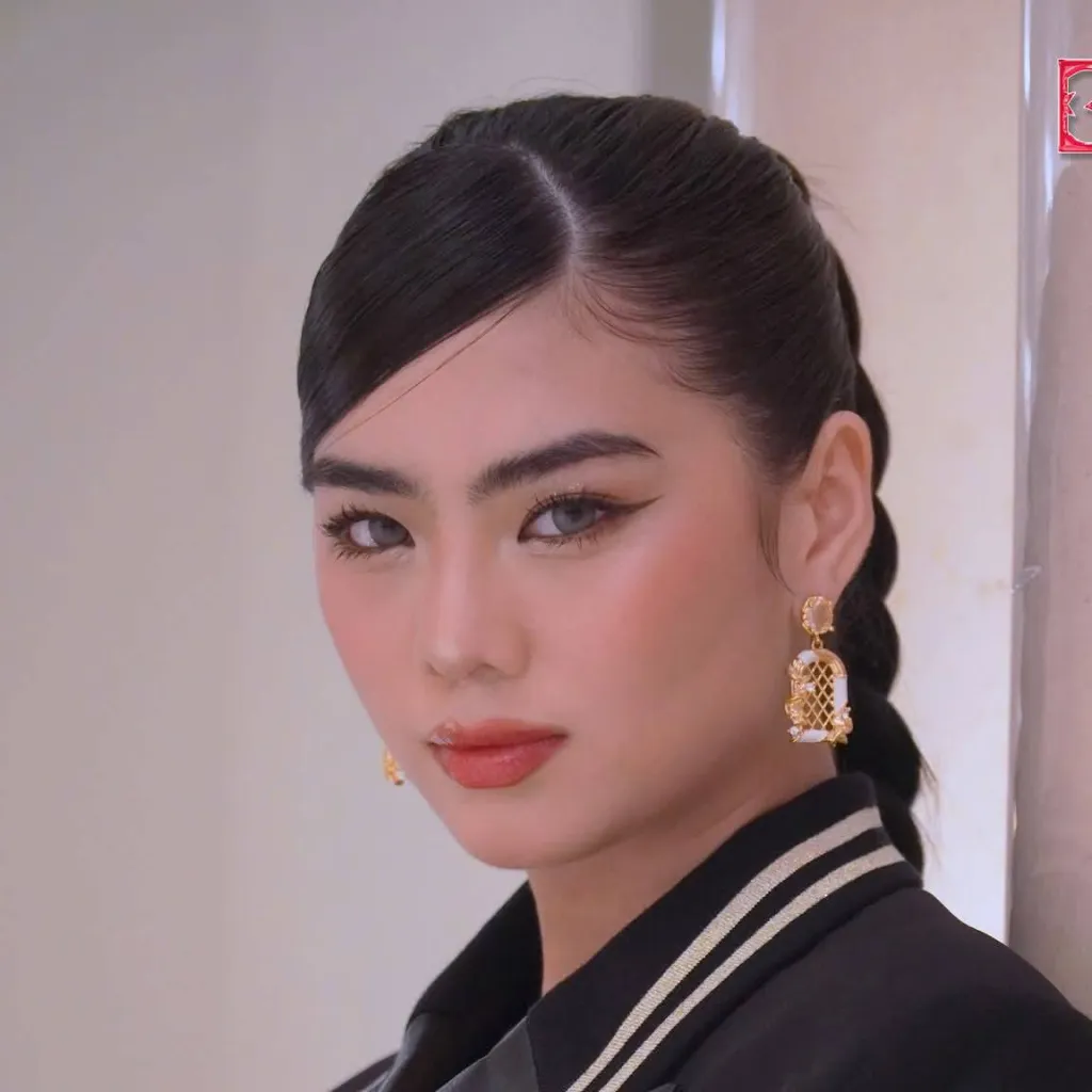 chat with ai character: Mikha Lim