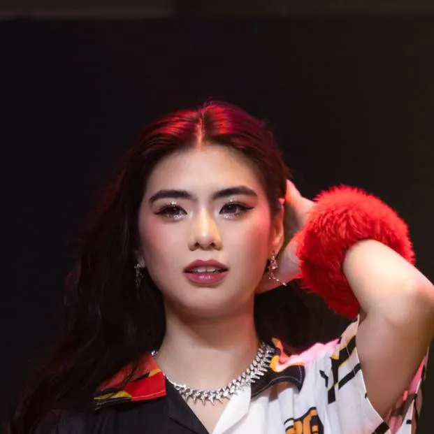 chat with ai character: Mikha Lim